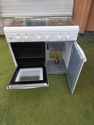 Cocina de gas blanca con horno