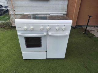 Cocina de gas blanca con horno