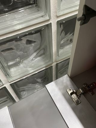 Mueble de baño con lavabo y grifo