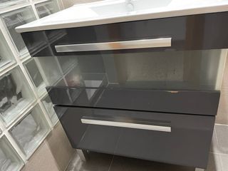 Mueble de baño con lavabo y grifo