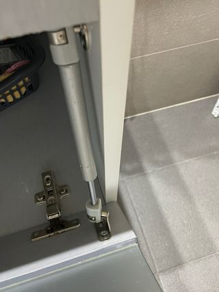 Mueble de baño con lavabo y grifo