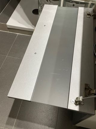 Mueble de baño con lavabo y grifo