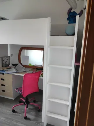 Cama alta ikea,sin escritorio,tiene armario