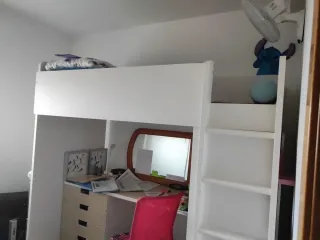 Cama alta ikea,sin escritorio,tiene armario