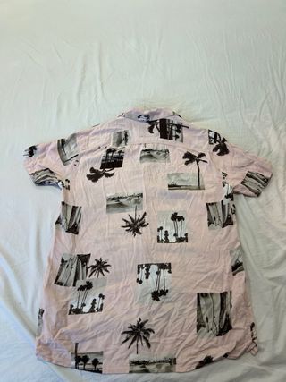 Camisa manga corta Hollister rosa con palmeras.