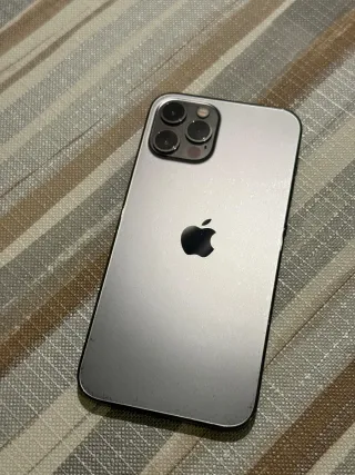 iPhone 12 Pro 128 GB + 5 fundas incluidas.