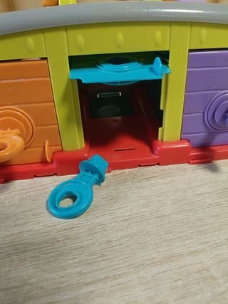 Garaje de juguete con tres puertas y tres llaves