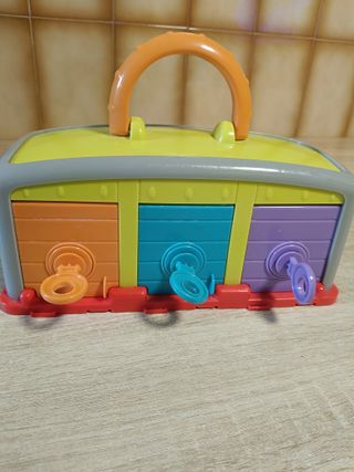 Garaje de juguete con tres puertas y tres llaves