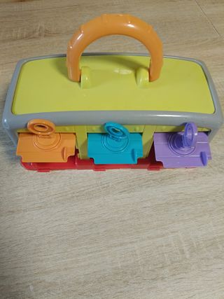 Garaje de juguete con tres puertas y tres llaves