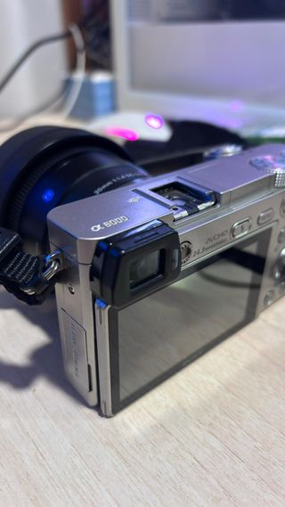 Sony Alpha 6000 color Plateado con objetivo 16-50m