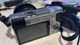 Sony Alpha 6000 color Plateado con objetivo 16-50m