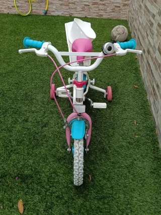 Bicicleta verde y negra en buen estado