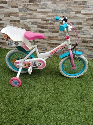 Bicicleta verde y negra en buen estado