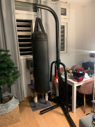 Soporte para saco de boxeo con saco