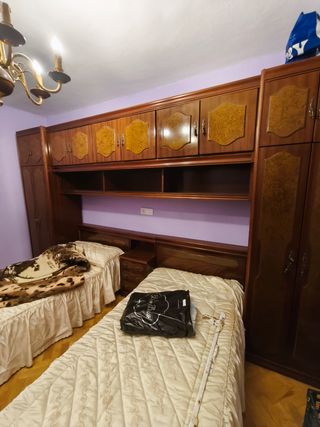 Armario tipo puente con dos camas.