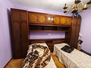 Armario tipo puente con dos camas.