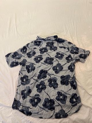 Camisa Mango azul con  flores azul marino .