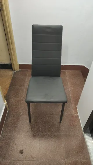 Silla comedor/salón gris.