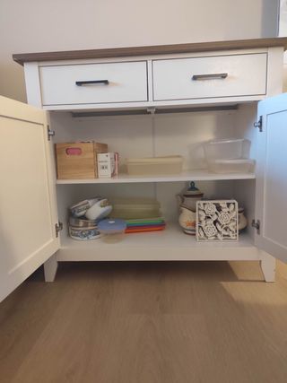 Aparador de madera blanco y marron