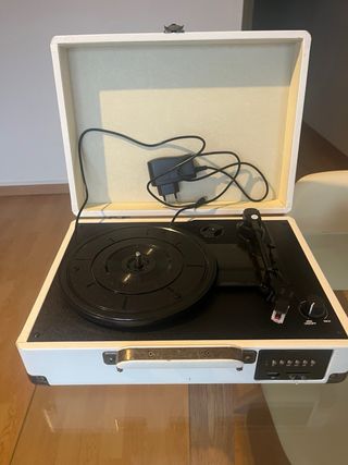 Tocadiscos maletín vintage blanco con cargador