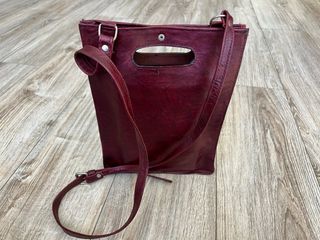 Bolso bandolera de cuero burdeos –nuevo a estrenar
