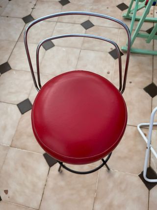 Silla alta como nueva de piel muy comoda