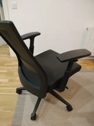 Sedia da ufficio ergonomica regolabile nera