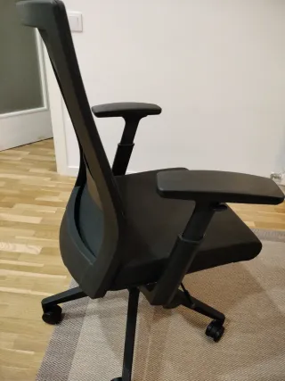 Sedia da ufficio ergonomica regolabile nera