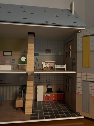 Casita de muñecas de madera (incluye muebles)