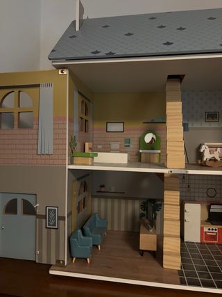 Casita de muñecas de madera (incluye muebles)