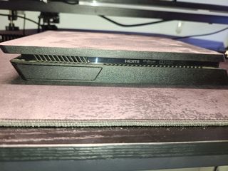 PS4 Slim 1TB con mando, funda de mando y soporte