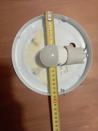 Plafón con una bombilla