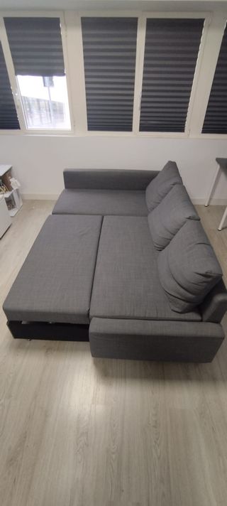 Sofá IKEA de tres plazas con cheslong