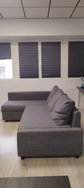 Sofá IKEA de tres plazas con cheslong