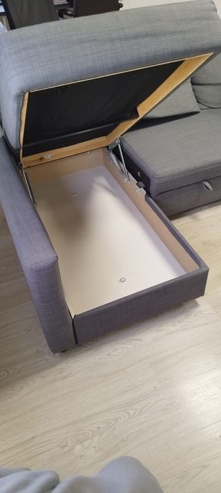 Sofá IKEA de tres plazas con cheslong