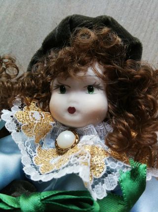 Bambola in ceramica da collezione green porcellana