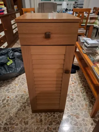 Mobiletto in legno con cassetto superiore