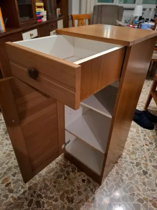Mobiletto in legno con cassetto superiore