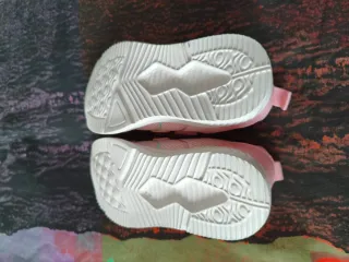 Zapatillas rosas talla 25. Sin estrenar.