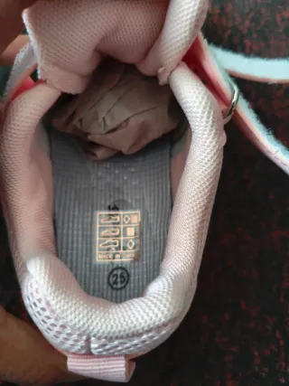 Zapatillas rosas talla 25. Sin estrenar.