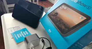 Echo show 8 con su embalaje