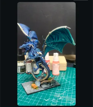 Pintor de miniaturas Warhammer.