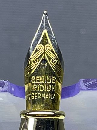 Pluma estilográfica azul y dorada.