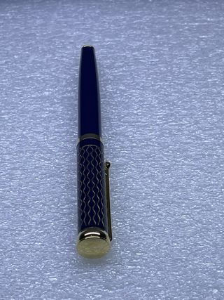 Pluma estilográfica azul y dorada.