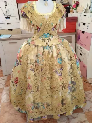 Traje de fallera con manteletas bordadas