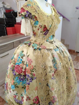 Traje de fallera con manteletas bordadas