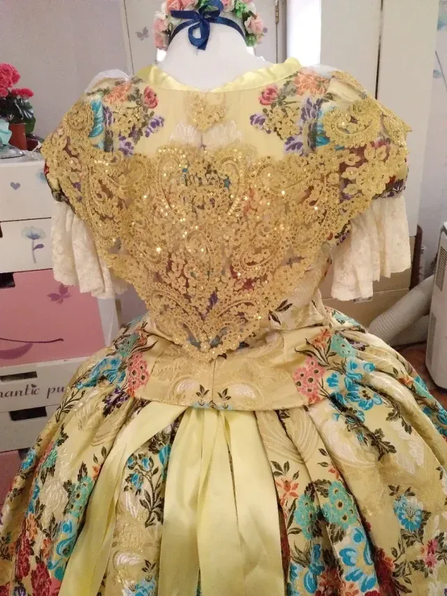 Traje de fallera con manteletas bordadas