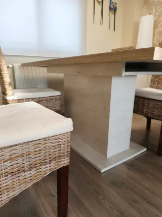 Mesa de comedor con 4 sillas