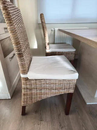 Mesa de comedor con 4 sillas