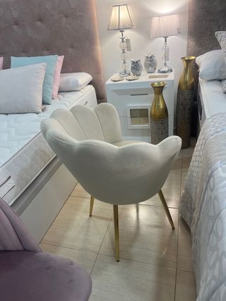 Banqueta en beige con patas doradas